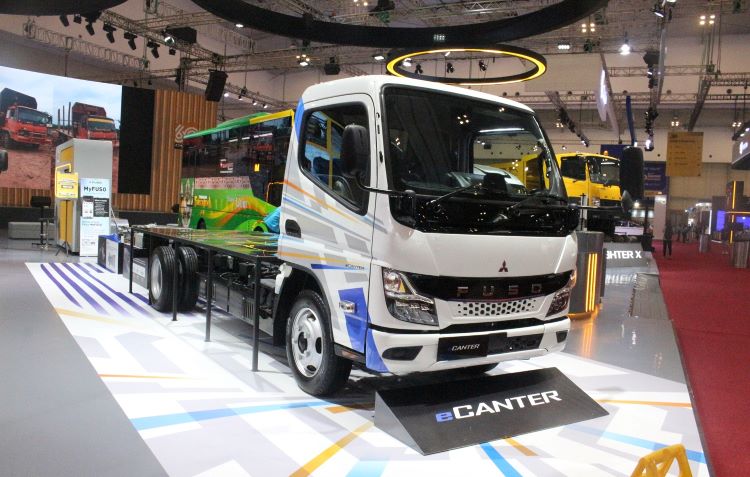 Truk Fuso eCanter yang sangat efisien dalam operasional perusahaan