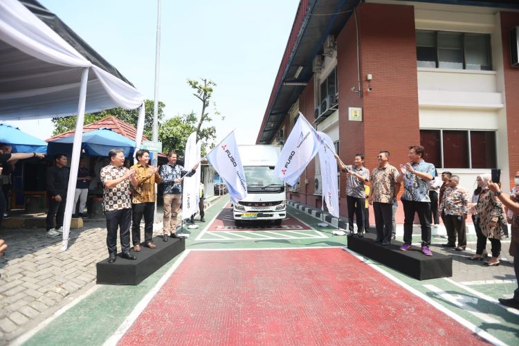 Seremoni pelepasan truk Fuso eCanter yang dioperasikan PT Yusen Logistics Indonesia di Tangerang diikuti petinggi PT Krama Yudha Tiga Berlian Motors