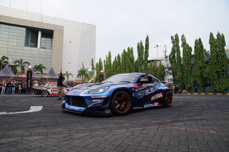 Mobil drifting memanaskan area Final BlackAuto Battle 2024 di Surabaya