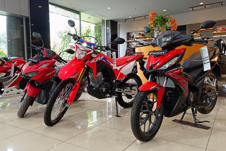 Deretan tunggangan Honda di sebuah dealer Wahana Makmur Sejati