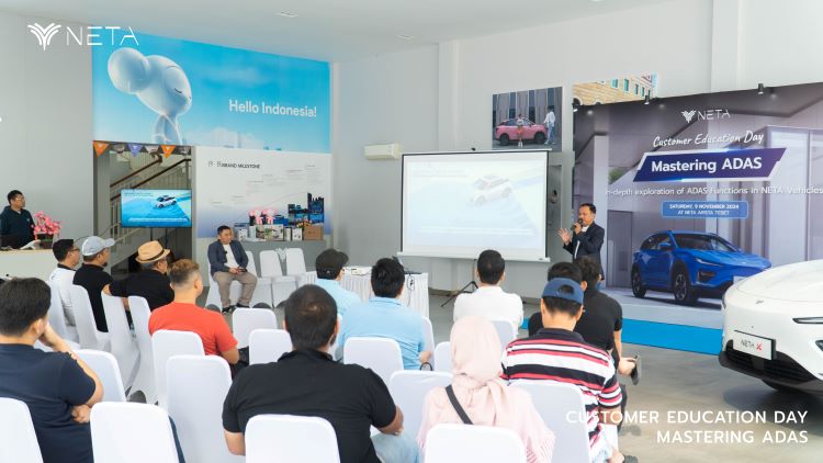 Peserta acara Customer Education Day untuk berbagi informasi tentang NETA