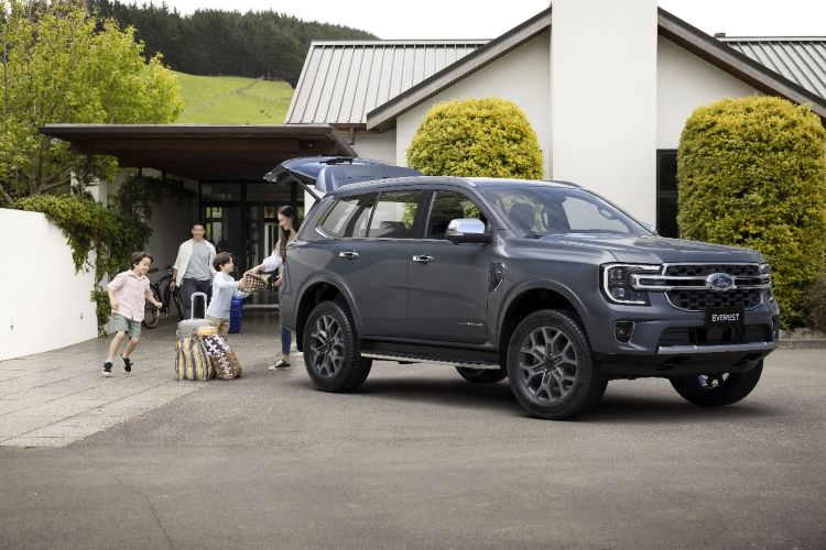 Tampilan mobil baru Ford Everest yang tangguh dan macho