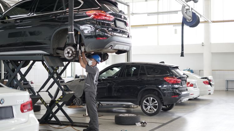 Mekanik BMW Astra sementara melakukan pengecekan pada kakui-kaki mobil kostumer