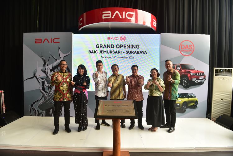 Para pertinggi BAIC Indonesia dan PT DAS Indonesia Surabaya dalam seremonial pembukaan dealer baru 