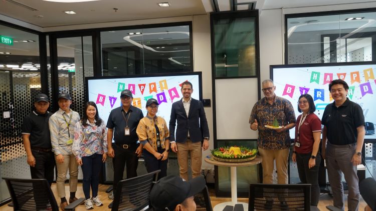 Andreas Deuschle, Head of International Sales and Customer Services Daimler Truck Asia (keenam dari kiri) bersama Naeem Hassim, Presiden Direktur DCVI (ketiga dari kanan), berfoto dengan jajaran manajemen DCVI