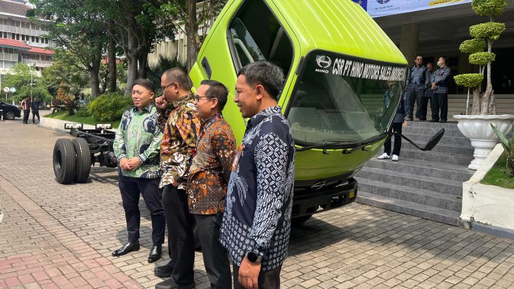 Petinggi Hino menyerahkan truk untuk bahan praktik mahsiswa UNY, Yogyakarta