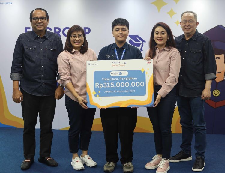Petinggi FIFROUP menyerahan bantuan pendidikan untuk anak Indonesia