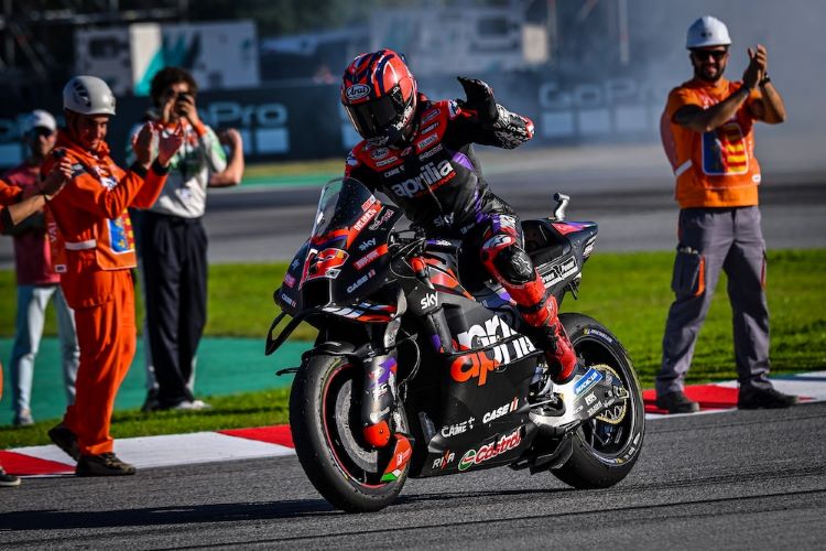 Pebalap Aprilia Racing Team akhiri balapan dengan ucapan perpisahan