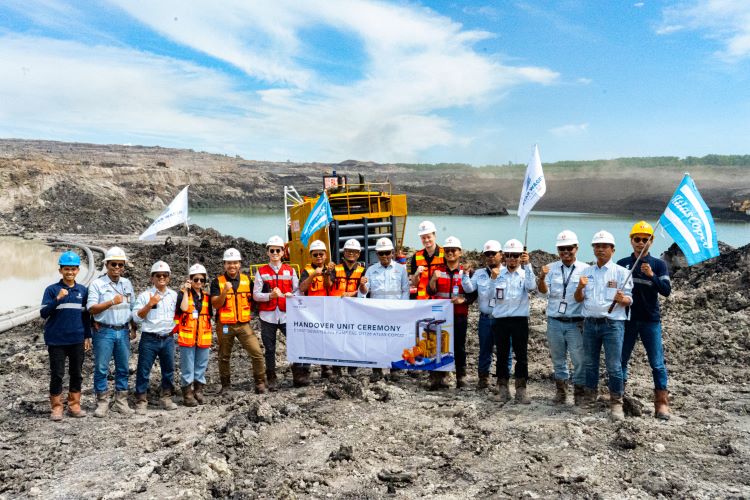 Foto bersama Handover Ceremony Dewatering Pump PAC SH128 PT Star Wagen Indonesia dan PT Putra Perkasa Abadi di site BIB, Tanah Bumbu, Kalimantan Selatan