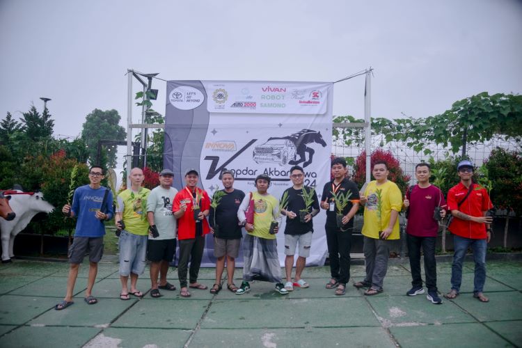 Member Innova Community berforo dengan bibit pohon untuk ditanam di sebuah area di Kuningan, Jawa Barat