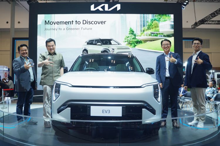 Petinggi PT Kreta Indo Artha berpose dengan mobil listrik Kia EV3