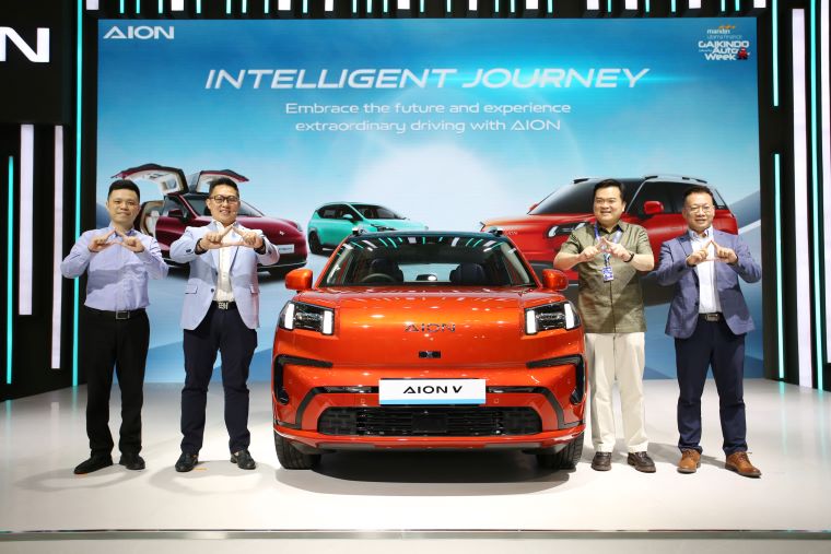 Petinggi AION Indonesia berpose dengan mobil barunya AION V