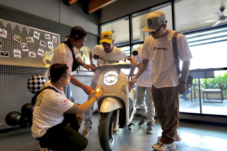 Para pecinta skutik modis bersama New Honda Scoopy