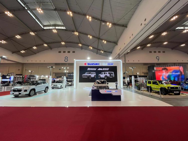 Booth Suzuki Indonesia di GJAW 2024 yang diisi oleh ragam mobil