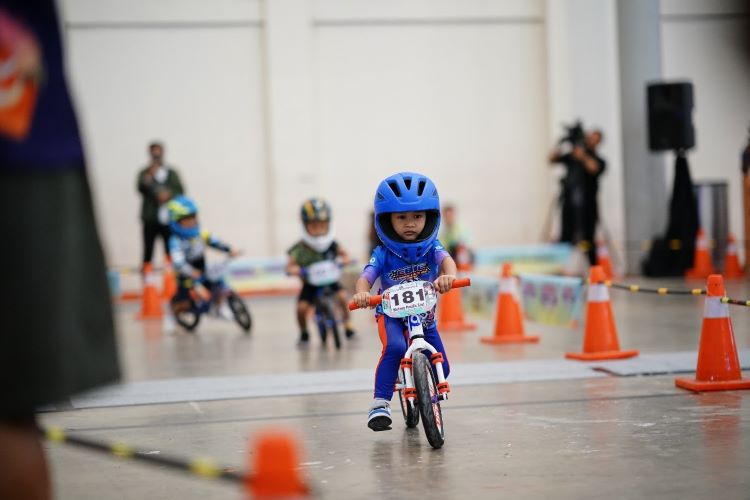 Anak-anak tampak menikmati permainan seru mereka di wahana bermain push bike