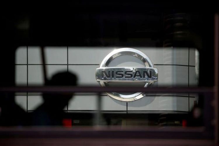 Logo Nissan dalam sebuah siluet dari dalam kereta