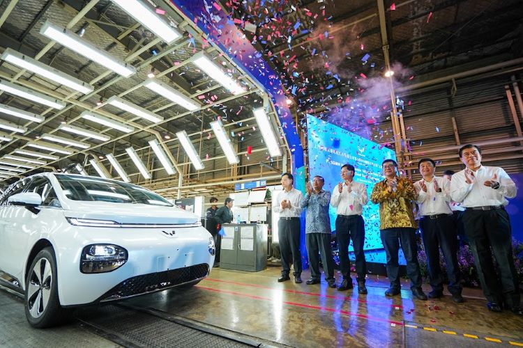 Petinggi Wuling Motors merayakan produksi 160.000 Unit mobilnya di Pabrik Indonesia