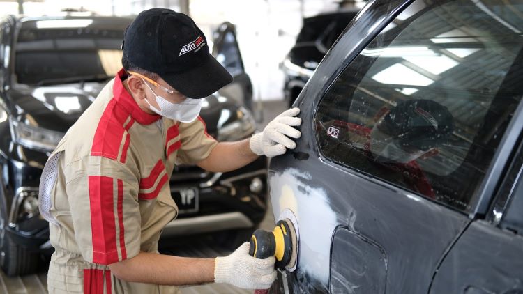 Teknisi Auto2000 melakukan perawatan bodi mobil konsumen