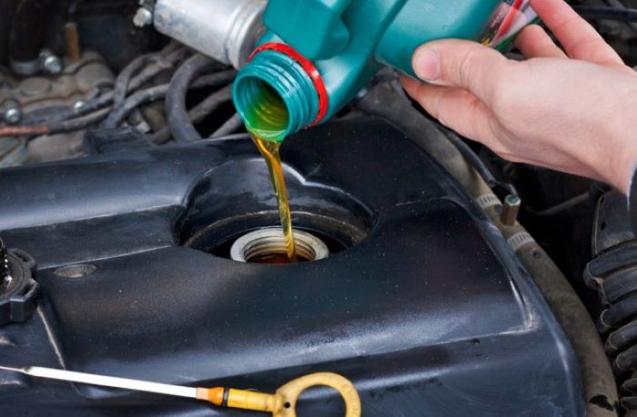 Pergantian oli untuk memastikan mobil aman saat perjalanan liburan