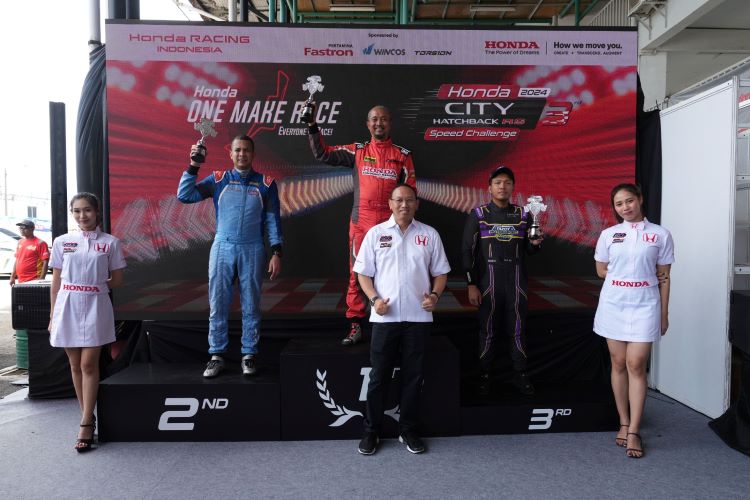 Fitra Eri dan dua pebalap lainnya mengangkat trophy kemenangan Honda City Hatchback Speed Challenge (HCHSC)