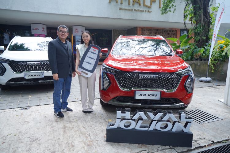 Petinggi GMW Indonesia menyerahkan unit Haval Jolion kepada konsumen