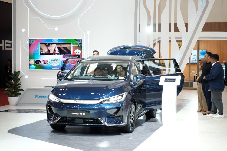 Pengunjung pameran otomotif GJAW 2024 antusias dengan mobil listrik BYD M6