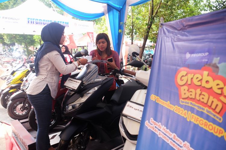 Pramuniaga FIFASTRA menawarkan pembiayaan kredit motor ke konsumen