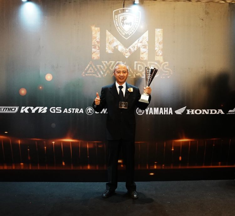Muhammad Yassin Kosasih berpose bersama trophy setelah meraih prestasi prestisius di ajang IMI Award 2024