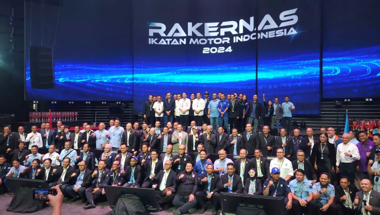 Para pengurusn IMI Pusat dan IMI Daerah berpose bersama dalam Rakernas IMI 2024