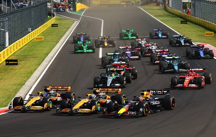 Setelah sekian lama hanya libatkan 20 pembalap, mulai 2026 F1 Punya 22 pembalap di lintasan. (Foto: theindependent)