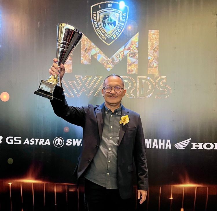 Ronny JS dari BART Motorsport dan trophy IMI Award 2024 untuk Juara Nasional Rally Group R 2024 yang bikin bangga