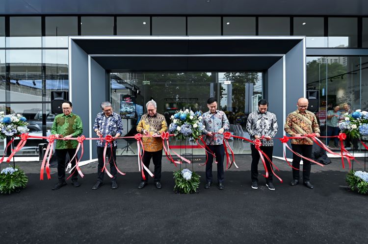 Petinggi Chery Indonesia dan Bina Sarana Pradipta menggunting pita peresmian diler baru Chery