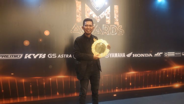 Anshar Daeng berpose bersama IMI Achievment Award 2024 untuk kategori Mobilitas Touring