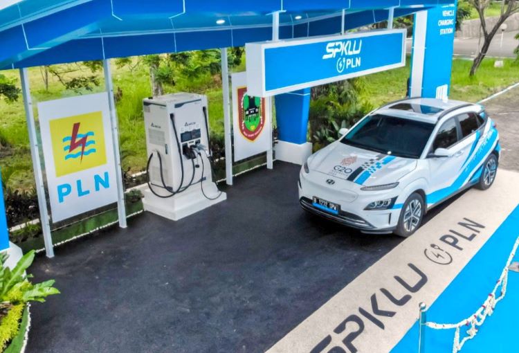 Unit mobil listrik melakukan pengecasan baterai di SPKLU milik PLN