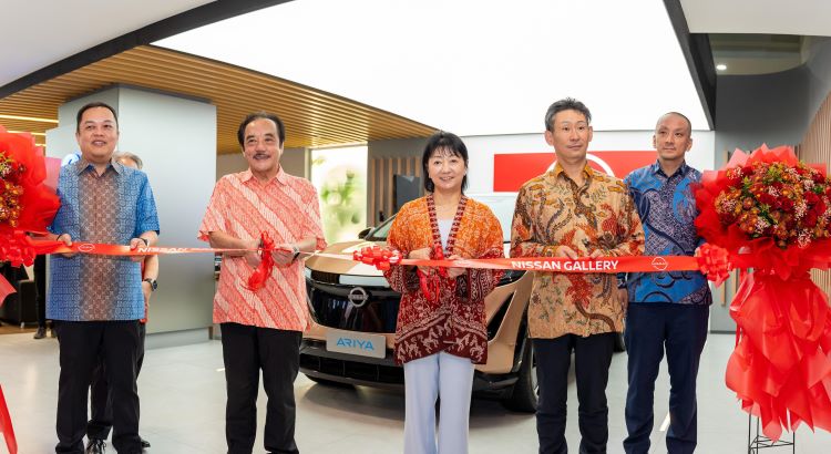 Petinggi Nissan meresmikan Nissan Galley MT Haryono untuk memberikan pengalaman kecanggihan teknologi masa depan