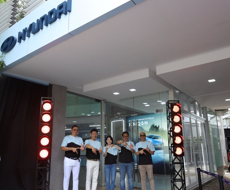 Petinggi Hyundai meresmikan fasilitas Hyundai N Brand Experience Center di SCBD, Jakarta Selatan