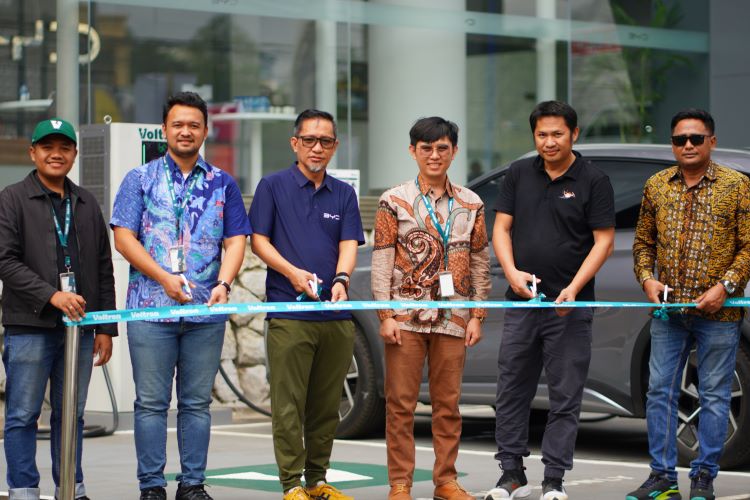 Haka Auto dan Voltron kerja sama perkuat layanan pengecesan untuk ekosistem kendaraan listrik