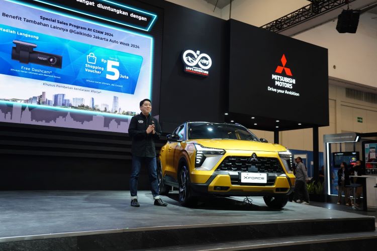 Petinggi PT MMKSI bersemangat menjelaskan keunggulan fitur yang dibawa Mitsubishi Xforce Ultimate with Diamond Sense 