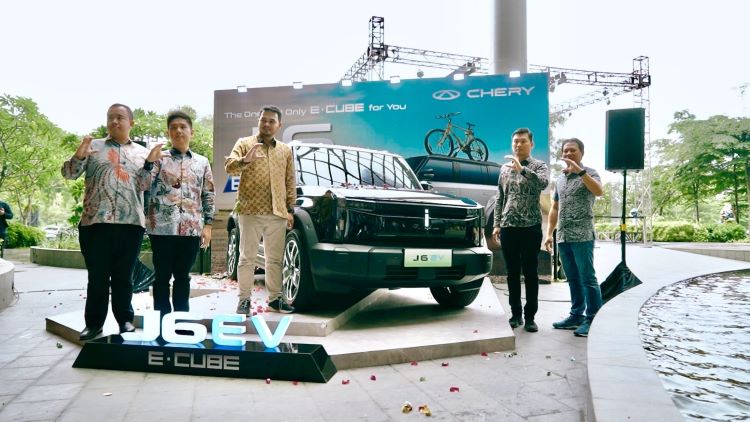 Petinggi Chery Indonesia meluncurkan Chery J6 di Surabaya