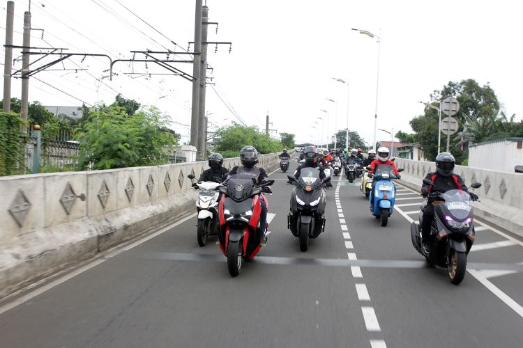 Para wartawan otomotif touring akhir tahun sambil melakukan diskusi terntang kemajuan industri otomotif