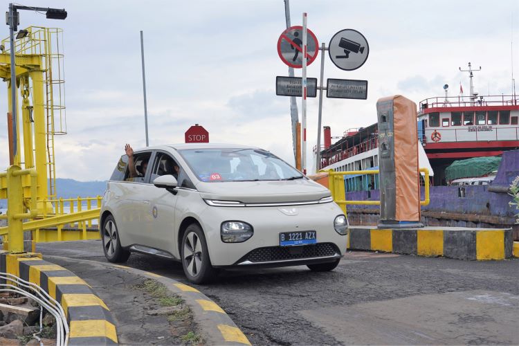 Wuling Cloud EV menuju Bali melewati pelabuhan Benoa, Denpasar