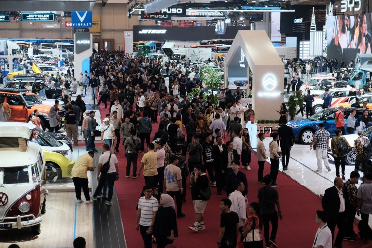 Ramainya pengujung pada pameran GIIAS 2024 di ICE, BSD, Tangerang Selatan