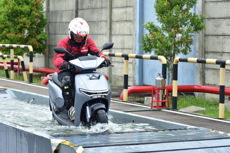 Motor listrik Honda mampu melibas genangan air dengan aman