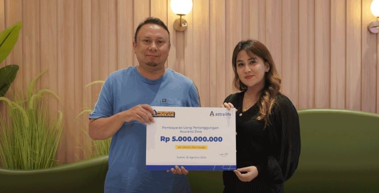  Presiden Direktur Astra Life, Nico Tahir menyerahkan pembayaran klaim kepada keluarga nasabah yang meninggal