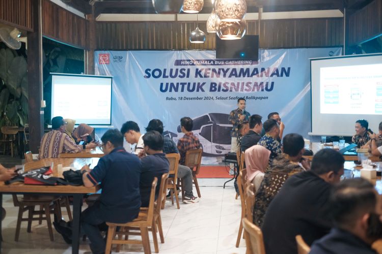 Hino kongkow bareng bersama kostumer di acara Hino Customer Bus Gathering 2024 di Balikpapan