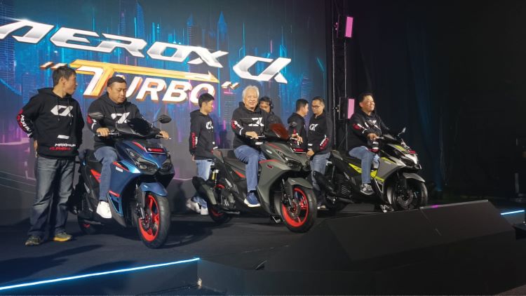 Petinggi Yamaha Indonesia berpose dengan Aeox Alpha yang resmi mengaspal di Tanah Air