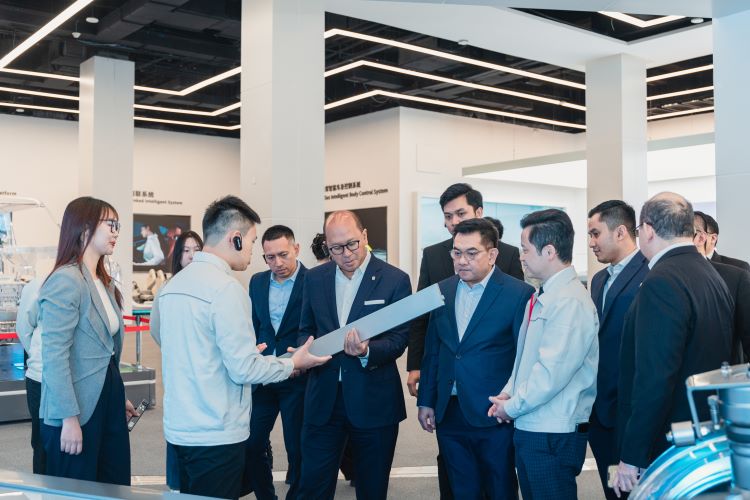 Menteri Investasi dan Hilirisasi, Rosman Perkasa Roeslani saat mengunjungi fasilitas BYD di Tiongkok