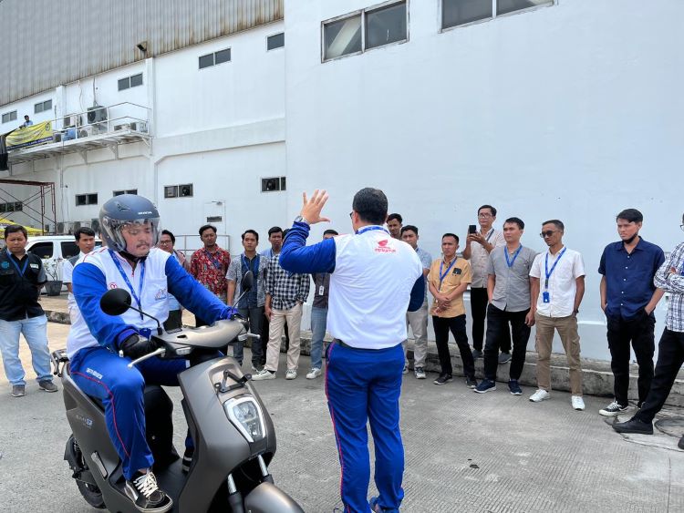 Instruktur Honda sementara memberikan pelatihan ke peserta Astra Honda Safety Riding 