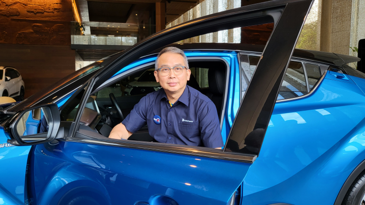 Petinggi SEVA berpose dengan sebuah mobil yang siap dilepas ke konsumen