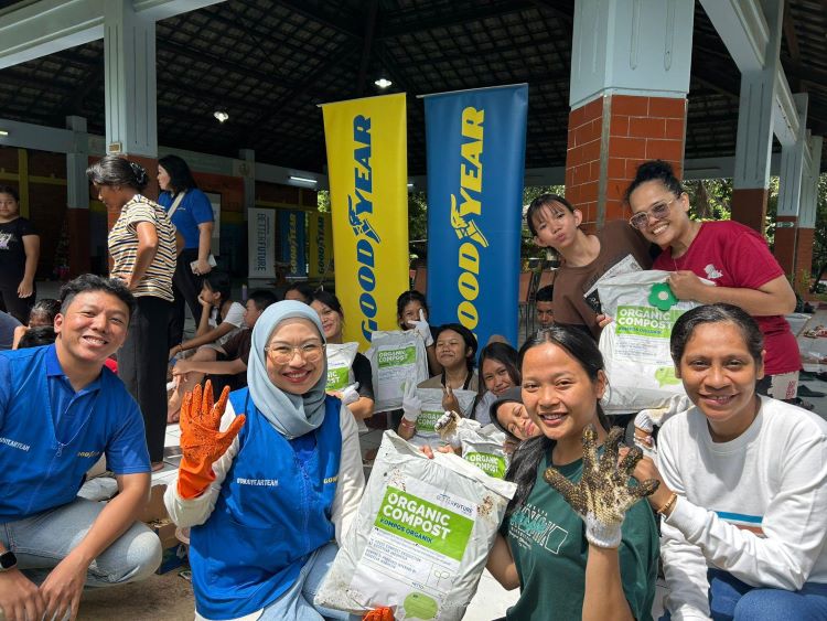 Karyawan Goodyear bersama anak-anak olah daun menjadi pupuk kompos untuk mendukung lingkungan bersih